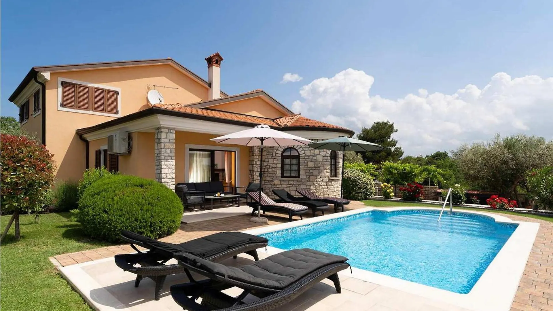 Villa Morena 0*, Buje